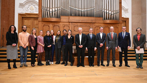 Wissenschaftsministerin Angela Dorn mit den Preisträgerinnen und Preisträgern des Hessischen Hochschullehrpreises 2022.