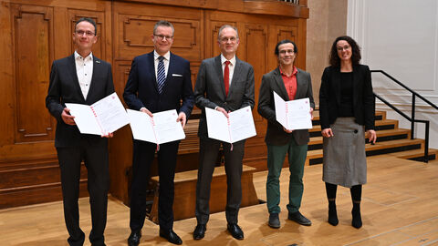 Prof. Dr. Jens Liebehenschel, Prof. Dr. Martin Simon, Prof. Dr. Jörg Schäfer und Prof. Dr. Baris Sertkaya, Träger des zweiten Projektpreises, mit Ministerin Angela Dorn