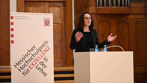 Wissenschaftsministerin Angela Dorn hat im Jügelhaus der Senckenberg Gesellschaft für Naturforschung den Hessischen Hochschulpreis für Exzellenz in der Lehre 2022 vergeben. Wissenschaftsministerin Angela Dorn am Rednerpult