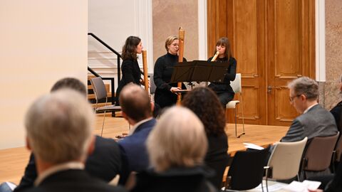Ein Trio von drei Musikerinnen mit Flöten.