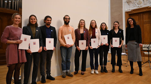 Anne Maushagen, Hanna Burow, Louis Schäfer, Leonard Maier, Magdalena Maurer, Carina Körner, Miriam Hobbhahn und Hannah Fülbert (v.l.n.r.) vom Wahlfach „Klima-sprechstunde“ am Fachbereich Medizin der Justus-Liebig-Universität Gießen, ausge-zeichnet mit dem Preis für die beste studentische Initiative, mit Ministerin Angela Dorn. Die Gewinnerinnen und Gewinner des Hochschullehrpreises in der Kategorie "Beste studentische Initiative" 2022