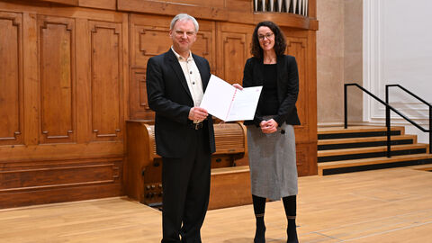 Prof. Dr. Karlheinz Spindler, Träger des ersten Projektpreises, mit Ministerin Angela Dorn