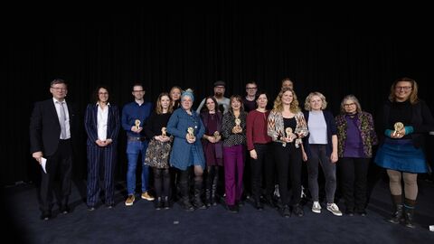 Angela Dorn mit einigen Preisträgerinnen und Preisträgern des Hessischen Film- und Kinopreises 2022.