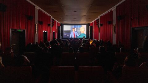 Blick in den Kinosaal in der Filmbühne Bad Nauheim, auf der Leinwand läuft "The Sunset Special", ausgezeichnet als bester Kurzfilm.