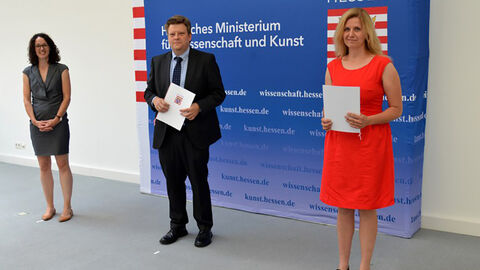 Wissenschaftsministerin Angela Dorn mit Dr. Ulrike Nespital und Prof. Dr. Christian Heiliger von der JLU