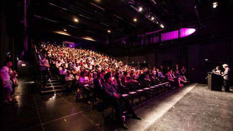 Besucherinnen und Besucher des Filmfestes Nippon Connection sitzen in einem Kinosaal