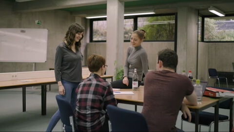 Im Fokus der Ringvorlesung an der TU Darmstadt stehen Diversität in Wissenschaft und Gesellschaft und die Lebenswirklichkeiten von Forscherinnen und Forschern im Berufsleben. Studierende an einem Tisch beim Arbeiten und Diskutieren.