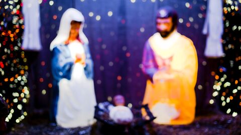 Eine Krippe mit Figuren von Jesus, Maria und Josef