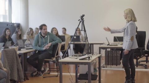 Das Projekt bringt jüdische und arabische Studierende und Lehrende in Israel sowie Studierende und Lehrende aus Kassel in einem virtuellen Klassenraum zusammen. Eine Studiengruppe beim Arbeiten, auf sie ist eine Kamera gerichtet