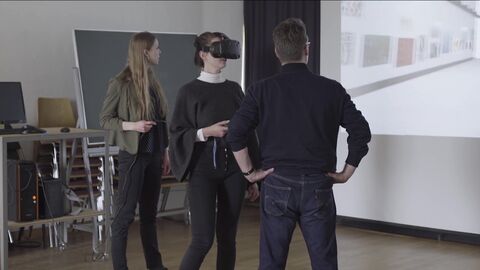 Eine Studentin bewegt sich mit einer VR-Brille durch den Raum