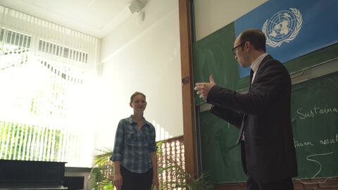 Die Ringvorlesung "UN-Vollversammlung" wurde 2018 als beste studentische Initiative ausgezeichnet. Ein Professor und eine Studentin stehen vor einer Tafel.