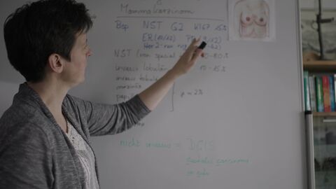 Der 1. Projektpreis geht 2021 an Prof. Dr. Hilke Vorwerk, Strahlenmedizinerin an der Philipps-Universität Marburg. Sie hat ein interaktives E-Book der Radioonkologie entwickelt. Professorin Vorwerk zeigt auf eine Tafel und filmt sich dabei.