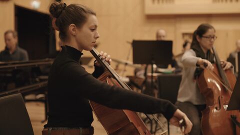 Bei diesem Projekt komponieren und improvisieren Musikstudierende Musik zu stummen Kurzfilmen.  Eine Musikerin mit ihrem Cello.