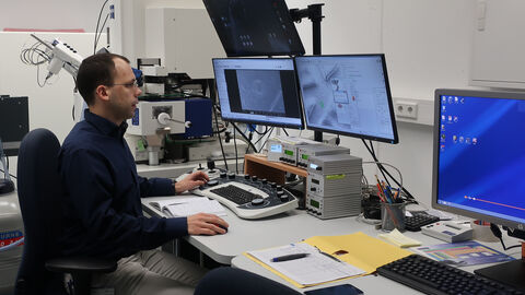 Prof. Dr. Benoit Merle sitzt am Computer.