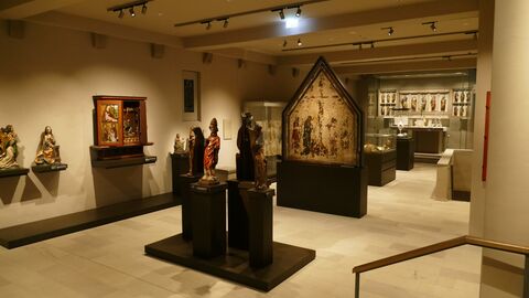 Blick ins Dommuseum Fritzlar  Blick ins Dommuseum Fritzlar mit Ikonen und Schreinen