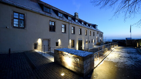 Das Museum empfängt sein Publikum im Kreuzgang des Fritzlarer Doms. Das Fritzlarer Dommuseum von außen