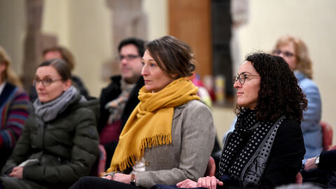 Das Engagement der Kirchengemeinde und der Stadt wird nun gewürdigt. Ministerin Dorn sitzt im Publikum.