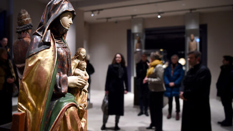 Ministerin Dorn in der Ausstellung, im Vordergrund sieht man eine Madonna.