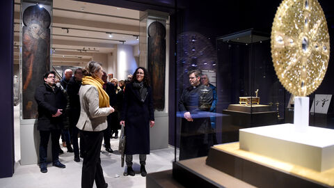 Blick in die Ausstellung mit Domschatz.