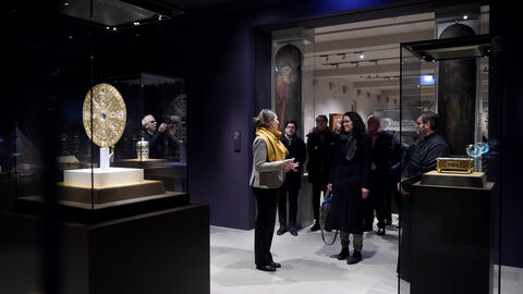 Blick in die Ausstellung mit Domschatz.