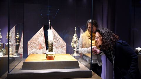 Ministerin Dorn betrachtet einen Teil des Domschatzes im Fritzlarer Dommuseum.