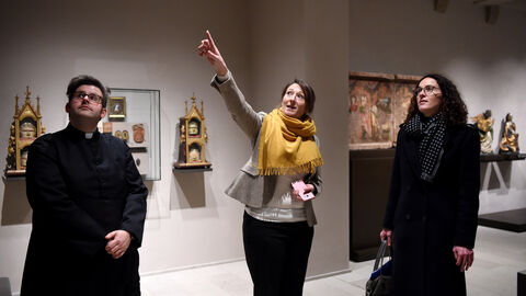 Ministerin Dorn mit Stadtpfarrer Patrick Prähler und Kuratorin Stefanie Cossalter-Dallmann.