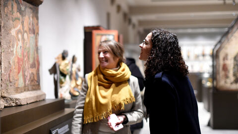 Ministerin Dorn schaut sich ein Ausstellungsstück an.