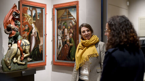 Ministerin Dorn schaut sich ein Ausstellungsstück an.