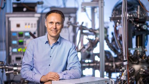 Prof. Dr. Michael Gottfried in seinem Labor.