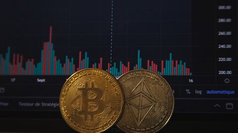 Professor Faust will dezentrale Blockchain-Technologien besser nutzbar machen. Bitcoin-Münzen vor einem Bildschirm