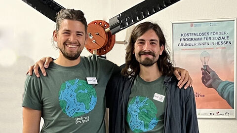 René und André Mertschuweit von der Philipps-Universität Marburg stehen vor einem Propeller