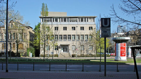 Das Institut für Sozialforschung in Frankfurt Das Institut für Sozialforschung von außen, ein quadratischer grauer Bau