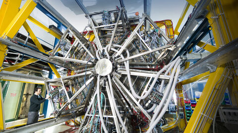 Das GSI Helmholtzzentrum für Schwerionenforschung in Darmstadt betreibt eine große, weltweit einmalige Beschleunigeranlage für Ionen.  Eine große Maschine im GSI Helmholtzzentrum für Schwerionenforschung