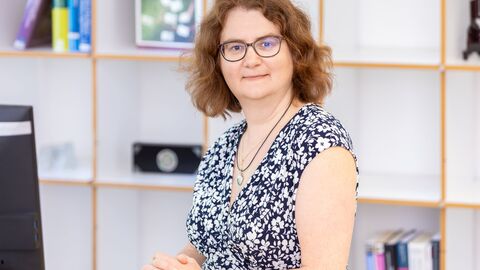 Porträt von Prof. Dr. Iryna Gurevych am Computer