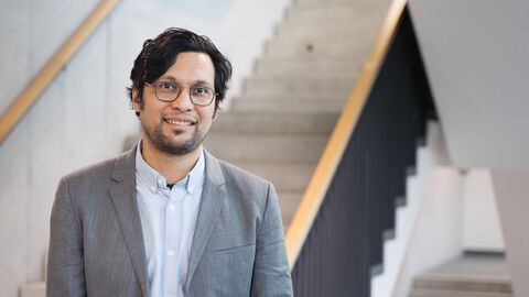 Prof. Dr. Leopoldo Molina-Luna Porträt von Prof. Dr. Leopoldo Molina-Luna, er steht vor einer Treppe