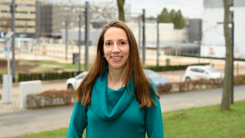 Prof. Dr. Eva Kaßens-Noor Porträt von Prof. Dr. Eva Kaßens-Noor, sie steht an einer befahrenen Straße