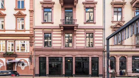Das Wohn- und Geschäftshaus in der Gutleutstraße 15 in Frankfurt ist Denkmal des Monats Februar 2023. Die renovierte Fassade des Gebäudes in der Gutleutstraße 15 in Frankfurt, ein rotweißer Bau im Gründerhausstil