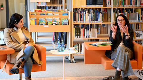 Kunst- und Kulturministerin Angela Dorn hat Sahar Ajdamsani, Stipendiatin im Programm Hafen der Zuflucht Hessen, in Gießen begrüßt. Die iranische Musikerin, Dichterin, Schriftstellerin und Aktivistin Sahar Ajdamsani spricht mit Kunst- und Kulturministerin Angela Dorn