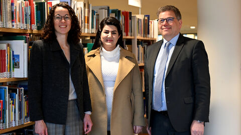 Kunst- und Kulturministerin Angela Dorn, Stipendiatin Sahar Ajdamsani und der Gießener Oberbürgermeister Frank-Thilo Becher.  Angela Dorn, Stipendiatin Sahar Ajdamsani und der Gießener Oberbürgermeister Frank-Thilo Becher stehen beieinander.