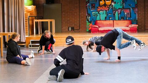 Hessen will Ehrenamt und freiwilliges Engagement für die Kultur stärken. Kinder betreiben Breakdance in einer Sporthalle.