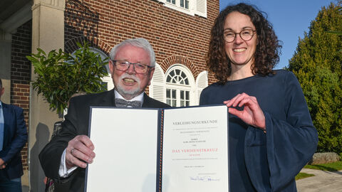 Der 70-Jährige lässt die jüdische Geschichte in der Region aufleben - dafür hat Ministerin Dorn ihm das Bundesverdienstkreuz überreicht. Karl-Heinz Stadtler und Ministerin Dorn halten die Urkunde in die Kamera.