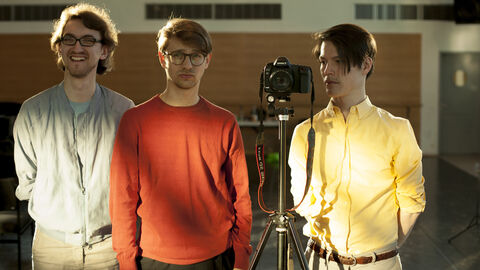 Das Contrast Trio - Yuriy Sych, Timothy Roth und Martin Standke - wurden 2016 mit dem Hessischen Jazzpreis ausgezeichnet.  Porträt von Yuriy Sych, Timothy Roth und Martin Standke, bekannt als Contrast Trio. Sie stehen nebeneinander.