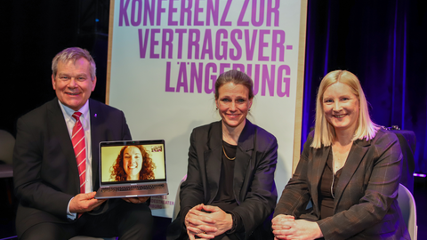 Gruppenfoto mit Marburgs Oberbürgermeister Thomas Spies, der einen Laptop hält, worauf Kunst- und Kulturministerin Angela Dorn in einer Online-Konferenz zugeschalten ist. Zudem die Intendantinnen Carola Unser-Lichtweiß und Eva Lange