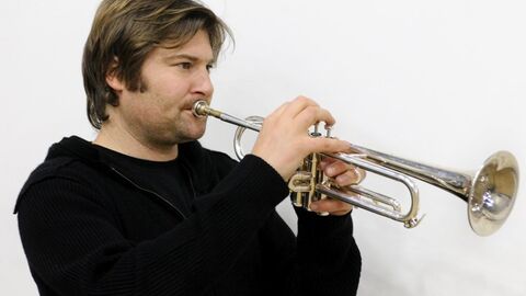 Der Komponist und Trompeter Valentín Garvie wurde 2015 mit dem Hessischen Jazzpreis ausgezeichnet. Porträt von Valentín Garvie, wie er Trompete spielt.