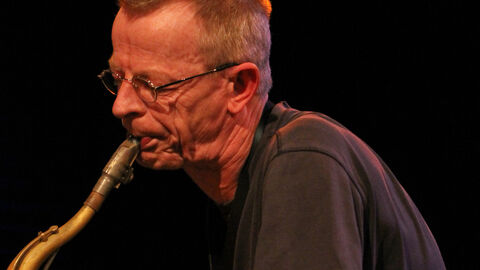 Der Kasseler Saxophonist Matthias Schubert erhielt den Hessischen Jazzpreis des Jahres 2018. Porträt von Matthias Schubert, wie er Saxophon spielt.