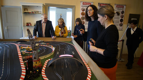Der Renner im im Hessischen Puppen- und Spielzeugmuseum: eine Autorennbahn. Ministerin Dorn steht an einer Modell-Autorennbahn im Hessischen Puppen- und Spielzeugmuseum.