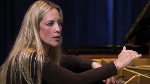 Die Jazz-Pianistin und Komponistin Anke Helfrich wurde 2017 mit dem Hessischen Jazzpreis ausgezeichnet. Anke Helfrich sitzt am Klavier