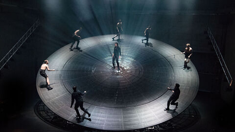 Schauspielende laufen auf einer großen runden Plattform auf der Bühne des Residenztheaters München.