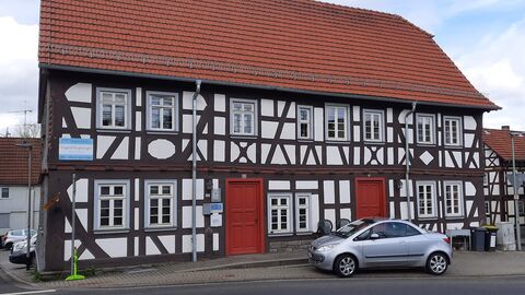 das Projekt „DorfSchmiede Freienseen“ hat vom Verfall gefährdete historische Gebäude in Laubach-Freienseen zum neuen Mittelpunkt der Dorfgemeinschaft gemacht. Die Dorfschmiede von außen: Ein großer Fachwerkhaus-Komplex