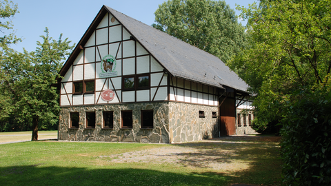 Das Landwirtschaftsmuseum Lahn-Dill zeigt bäuerliches Leben und Arbeiten Bild der Museumshalle von außen; ein Fachwerkhaus